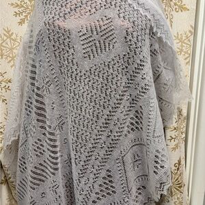 Chic Lace Women’s Poncho in Light Gray